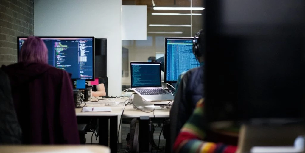 https://cms.pracuj.pl/content/uploads/2023/02/hack-capital-uv5_bsypFUM-unsplash_Easy-Resize.com_-1024x682.jpg