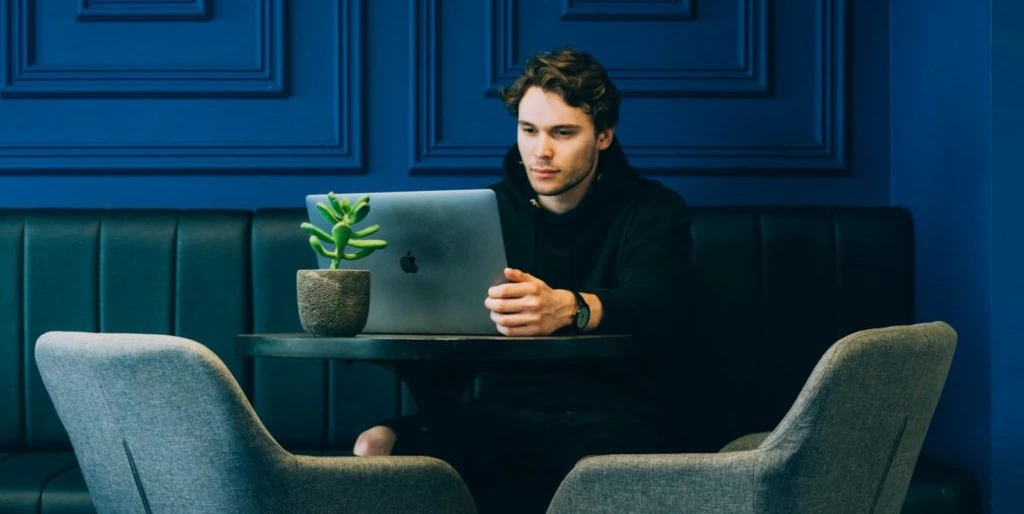https://cms.pracuj.pl/content/uploads/2024/12/stefan-stefancik-pzA7QWNCIYg-unsplash-scaled-e1733243858238-1024x606.jpg