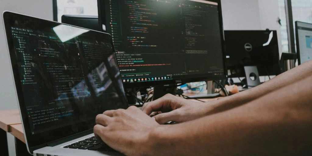 https://cms.pracuj.pl/content/uploads/2025/08/shamin-haky-Uhx-gHPpCDg-unsplash-scaled-e1756388706508-1024x646.jpg