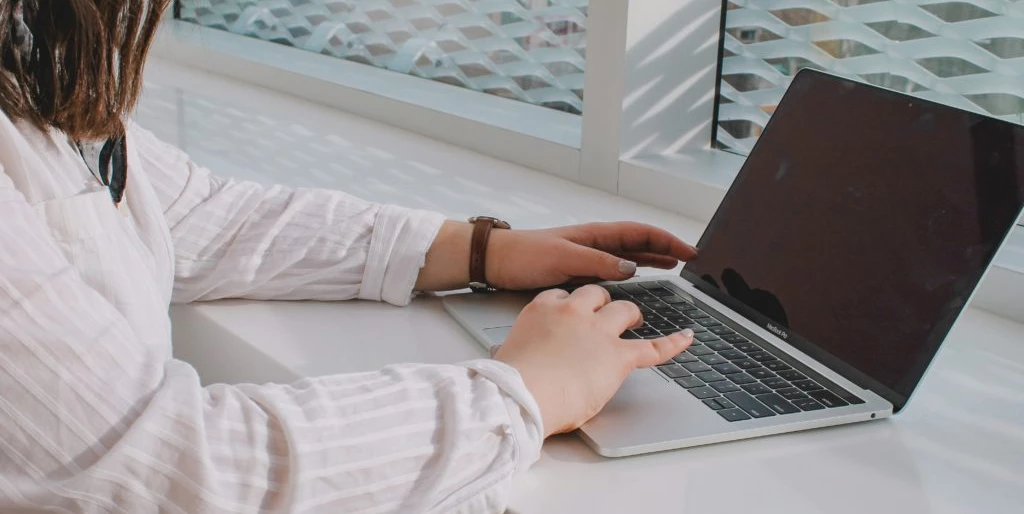 https://cms.pracuj.pl/content/uploads/2025/12/shayna-douglas-Cv1XVweXxmU-unsplash-1024x683.jpg